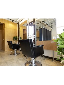 マンツーマンの接客で居心地の良さを提供。落ち着いた空間で、くつろぎのサロンタイムをお過ごし下さい。