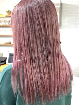 洗練されたデザインカラーが得意な”lush green”。お客様一人ひとりに合わせた理想の髪色をご提供します♪