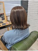 柔らかさ◎くすみ過ぎないモノトーンベージュ×外ハネくびれボブ
