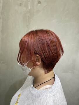 モノ アンド イニ(Mono & inni) レッド系カラー×前下がりショートボブ