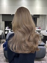 ロムーク 表参道(LOMKH)&nbsp;小顔ロングレイヤーカット顔周り冬グレージュカラー透明感カラー