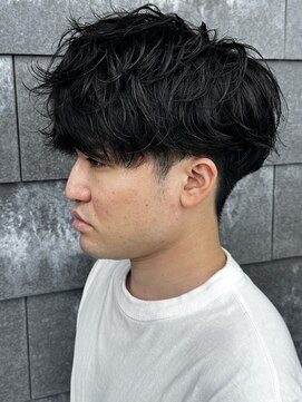 ヒュイル バイ ニアウ(Hwyl by Niau) メンズマッシュパーマニュアンスパーマスパイラルパーマ刈り上げ