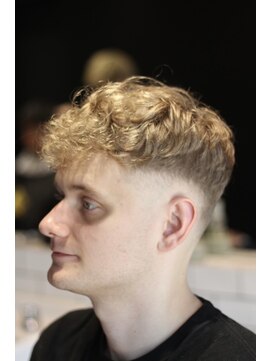 キングスマントーキョー 三鷹店(KINGSMAN TOKYO) アップバング / ツーブロック / スキンフェード[三鷹/バーバー]