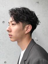 《*アップバング×ツイストスパイラルパーマ*》ビジネス寄りのスタイルで、より大人男性の印象に◎[メンズ]