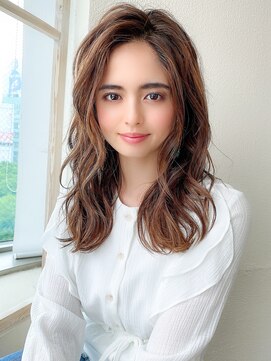 アフロート ディル(AFLOAT D'L) 20代に人気!顔周りの後れ毛がかわいいシャギーレイヤーロング