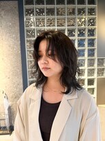 アンリオマール(an rio MAR)&nbsp;癖を活かす顔まわりレイヤー×ミディアムウルフ