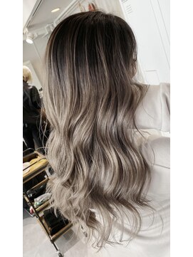 ピヨン 心斎橋(piLLon) バレイヤージュカラー☆プラチナシルバー