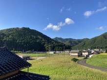 店内から見渡せる美しい美山の山々に囲まれてアーシング