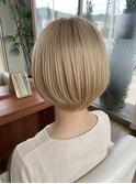 ブリーチカラーのハイトーンブロンドショートボブ