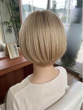 ミュール ミュール(mur-mure) ブリーチカラーのハイトーンブロンドショートボブ