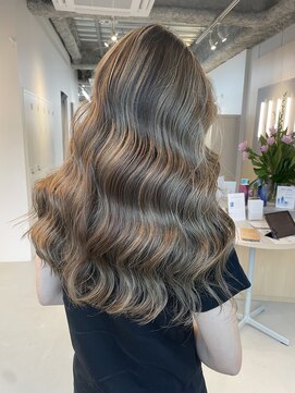 シダ(sida SAIIN) 20代ハイライト波巻きウェーブ