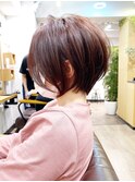 大人ショートボブ、白髪ぼかしハイライト、丸みくびれ【BISA】