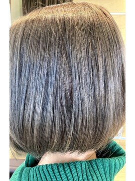 マニス(manis) モノグレージュカラーカーキベージュ ナチュラルミニマルボブ