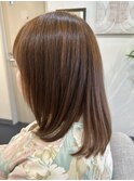 明るめベージュの前上がり内巻きボブ