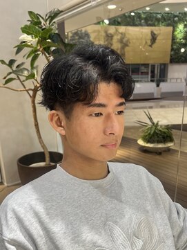 ウノプリールヴァモス(unopulir Vamos) 20代くせ毛カット黒髪センターパート