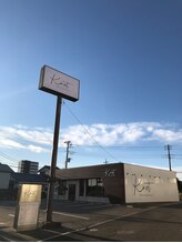 ニュータウンのメイン道路の路面店！駐車場完備！15台OK♪お車でのご来店が便利です(成田/成田公津の杜)