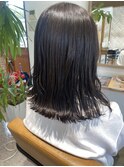 20代ぱつんとロブ大人ミディアム黒髪スタイル横顔美人