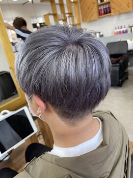 ルッカヘアガーデン バイ ラッシュゴールド(RUCCA HAIR GARDEN by LUSH GOLD) シルバー×刈り上げマッシュ