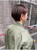 アクセントになるピンクレッドカラーとショートボブ