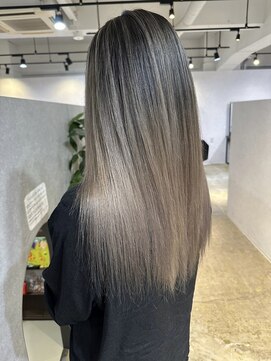 メリー オオサカ(Merly Osaka) contrast gray balayage
