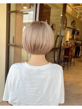 リー ヴィータ 上新庄(Lee Vita) ボブ、ハイトーンカラー、20代