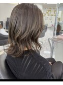 グレージュ韓国風コテ巻きくびれヘア動きの出るレイヤースタイル