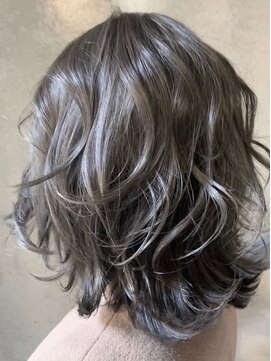 クアトロ(KUATRO) 外国人風カラー グレージュ