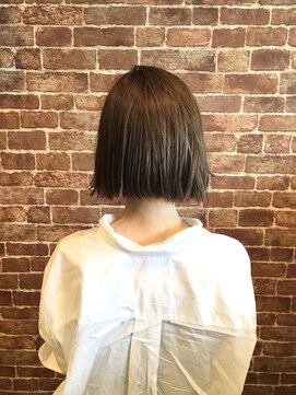 リラ バイ クオーレ(LIRA by CUORE) 切りっぱなしボブ