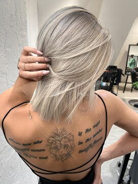 ロア インターナショナル 新宿店(LoA International) ナチュラルホワイトブロンド・切りっぱなしボブ