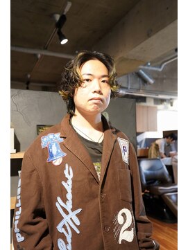 キュー(Cue_) ミディアム無造作カーリーパーマセンターパートウルフ　【影山】