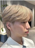 フェザーショートホワイトブロンドセンターパートブリーチカラー