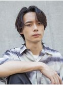 フェザーパーマブルーブラックショートセンターパートガイルヘア