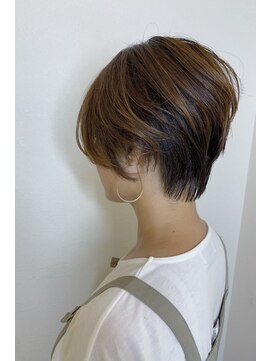 モルニ(MORNI) くびれショート_マロンベージュ Aラインボブ かきあげ