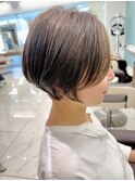 丸みのある縮毛矯正と白髪ボカシのショートボブ