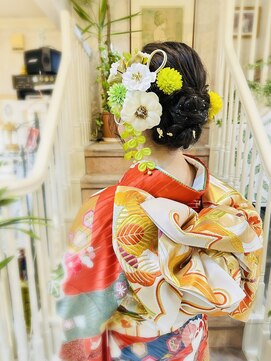 美容室 ティンカーベル シニヨンヘア