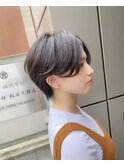 耳掛けフェザーバングハンサムショート　グレージュカラー