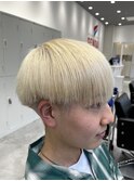 ホワイトカラー刈り上げハイウエイトマッシュブロンドブリーチ