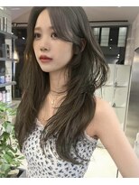 リッカ(LICCA)&nbsp;(licca内堀)レイヤーカット×オリーブグレージュ×センター分け