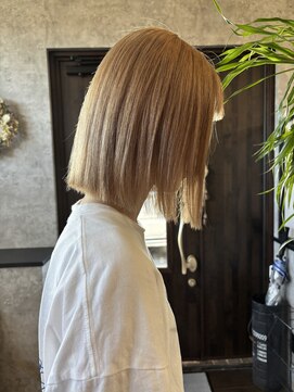 アイビーヘアー(iB HAiR) ブロンドカラー/切りっぱなしボブ