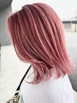 ソアロ(SOARO) 外はねレイヤー艶感カラーハッシュカットダークダスティピンク