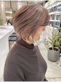 白髪ぼかしハイライトピンクベージュ耳掛けショートボブ