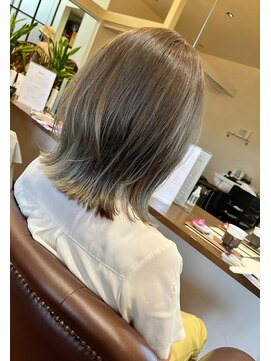 ヘアープレイスカム(CAM) 外ハネミディアム グラデーション＆イヤリングカラー