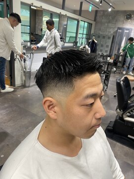 フランクスバーバーリベラルド 横浜(FRANK'S BARBER LIBERALD) フェザーアップ/フェードカット1/ミドルスキンU