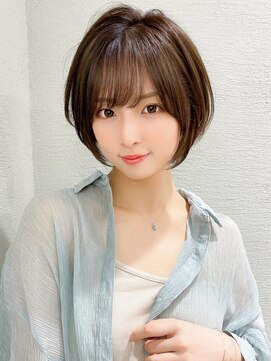 アフロートフクオカ(AFLOAT FUKUOKA) コンパクトショートで大人の魅力を引き出す、上品シルエット