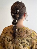 アモレット(amoretto)&nbsp;編み下ろし 20代 10代 成人式 結婚式 お呼ばれヘア 三つ編み