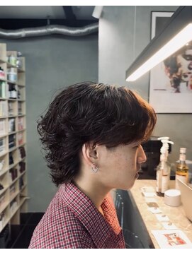 ヨムニノクチ(YOMUニノ口) MEN’S/リバースセンターパート/ニュアンスパーマ/