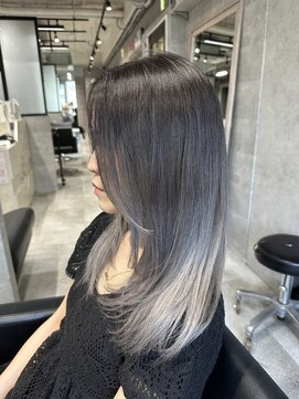 ルイス(L'wis) プラチナカラーのグラデーション+レイヤーカット♪朝長