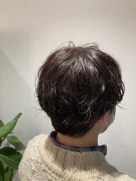 キー(KEY) ウェーブヘアを活かしたショート
