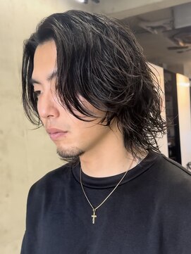 大人の波巻きスパイラルパーマミディアムロングメンズカットヘア