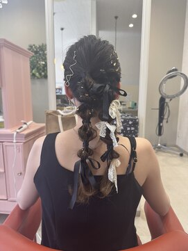 ベリーヘアデザイン 大人の甘辛リボンツインテール